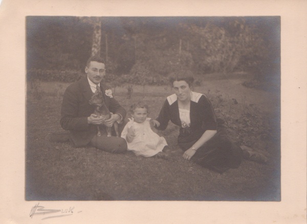 Charles Vecht en Elisabeth Vecht-Heimans met hun oudste dochter Selma Bertha in 1920
